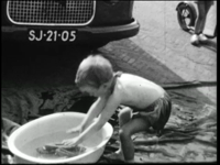 9872BB02761 Een film van dhr. Steenbergen met beelden van o.a.:- Een auto;- Een kind in een badje;- De Zwolse haven;- ...