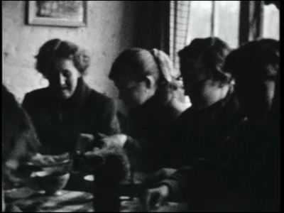 996BB06787 Privéfilm van de familie Staal met beelden van Duitse meisjes, en meisjes buiten met een hond., 00-00-1957