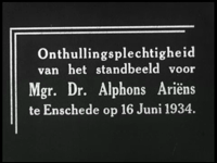 9979BB00427 Reportage over de onthulling van het standbeeld van dr. Alphons Ariëns op 16 juni 1934 in Enschede. ...