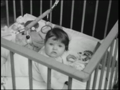 999BB06790 Privéfilm van de familie Staal, met beelden van een kind in de box, moeder met kind, Arjenne en Froukje, de ...