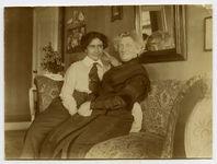 180 E Opname van Non Birnie met een oudere, onbekende dame, 06-1913