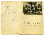 180 F Menukaart van een Souper van D.H.M.C. (Deventer Mixed Hockey Club) met een opname van de groep spelers, 24-04-1915