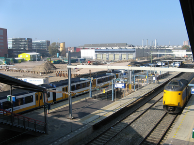 1023 DBUITERWIJK-000520 Station Zwolle de zuidkant van de station, 02-10-2011