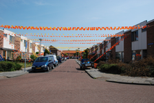 1052 DBUITERWIJK-001059 Oranjegekte in de Diezerpoort vanwege de Europese kampioenschappenVan Rossumstraat en St ...
