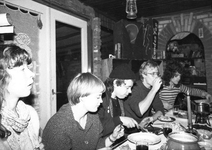2112 FDUITERWIJK-000281 Met Jenneke Blaauw, Karen en Charley White, Wilko Iedema en Gertie Grootkarzijn (R.I.P.)., 1980-12-26
