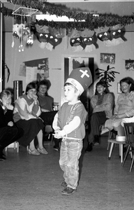 2821 FDUITERWIJK-001620 Met kinderen en ouders, 1985-12-05