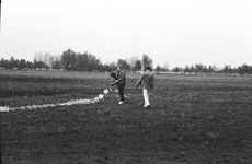 3100 FDUITERWIJK-000045 Vliegeren in Lemelerveld met Jos Hubbers, vrijwilliger uit Hedon, 1979-05-18