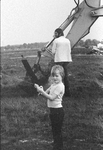 3102 FDUITERWIJK-000047 Vliegeren in Lemelerveld met Geert Blaauw en Nikki of Martje? Vrijwilligers uit Hedon, 1979-05-18