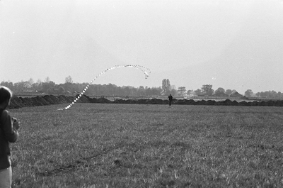 3107 FDUITERWIJK-000052 Vliegeren in Lemelerveld met Hendrik Blaauw, 1979-05-18