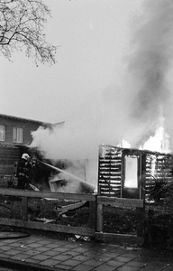 3421 FDUITERWIJK-002396 aangestoken brand in een schuur aan de van Rossumstraat, 29-12-2004