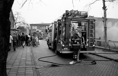 3422 FDUITERWIJK-002397 aangestoken brand in een schuur aan de van Rossumstraat, 2004-12-29