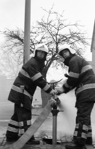 3423 FDUITERWIJK-002398 aangestoken brand in een schuur aan de van Rossumstraat, 29-12-2004