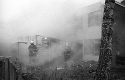 3424 FDUITERWIJK-002399 aangestoken brand in een schuur aan de van Rossumstraat, 29-12-2004