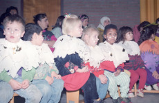 3902 FDUITERWIJK-002196 openbare basischool de Springplank en Nadja Toering en Rosita, 1990-01-20