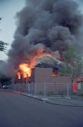 3911 FDUITERWIJK-002205 brand in wijkcentrum dieze west, wat al gesloopt zou worden en stond dus leeg., 1995-06-24