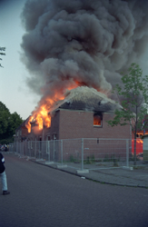 3912 FDUITERWIJK-002206 brand in wijkcentrum dieze west, wat al gesloopt zou worden en stond dus leeg., 1995-06-24