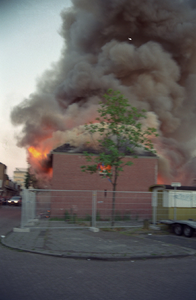 3913 FDUITERWIJK-002207 brand in wijkcentrum dieze west, wat al gesloopt zou worden en stond dus leeg., 24-06-1995