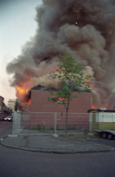 3913 FDUITERWIJK-002207 brand in wijkcentrum dieze west, wat al gesloopt zou worden en stond dus leeg., 1995-06-24