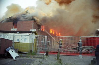 3914 FDUITERWIJK-002208 brand in wijkcentrum dieze west, wat al gesloopt zou worden en stond dus leeg., 24-06-1995