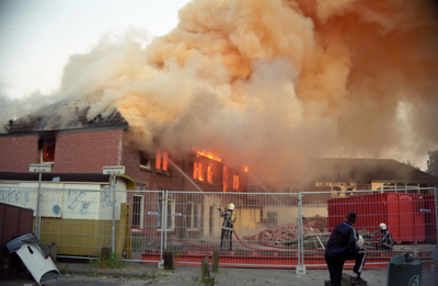3916 FDUITERWIJK-002210 brand in wijkcentrum dieze west, wat al gesloopt zou worden en stond dus leeg., 24-06-1995