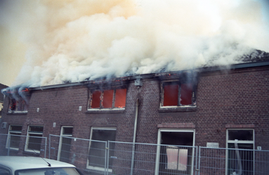 3917 FDUITERWIJK-002211 brand in wijkcentrum dieze west, wat al gesloopt zou worden en stond dus leeg., 1995-06-24