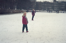 3929 FDUITERWIJK-002223 Schaatsen op de stadsgracht met Arjen en Nadja Toering bij het Groot Weezenland, 1995-02-11