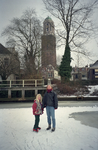 3937 FDUITERWIJK-002231 Schaatsen op de stadgracht bij de Eekwal met Nadja Toering en Cobie Uiterwijk, 1995-02-11