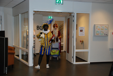 550 DBUITERWIJK-000834 Sint en Piet en bezoek in de Esdoorn, 2012-12-05