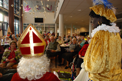 557 DBUITERWIJK-000841 Sint en Piet en bezoek in de Esdoorn, 05-12-2012