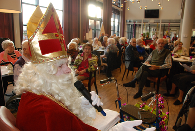558 DBUITERWIJK-000842 Sint en Piet en bezoek in de Esdoorn, 05-12-2012