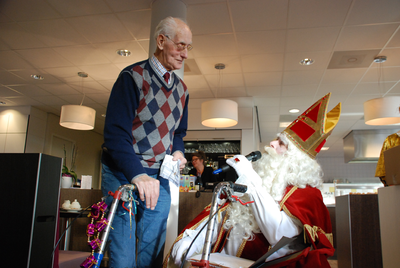 559 DBUITERWIJK-000843 Sint en Piet en bezoek in de Esdoorn, 05-12-2012