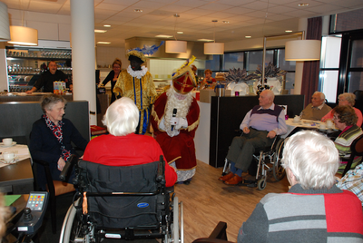 563 DBUITERWIJK-000847 Sint en Piet en bezoek in de Esdoorn, 05-12-2012