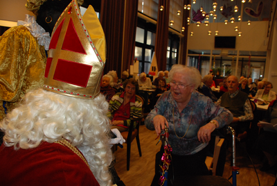 565 DBUITERWIJK-000849 Sint en Piet en bezoek in de Esdoorn, 05-12-2012