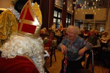 565 DBUITERWIJK-000849 Sint en Piet en bezoek in de Esdoorn, 2012-12-05