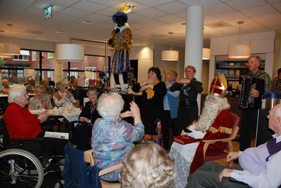 567 DBUITERWIJK-000851 Sint en Piet en bezoek in de Esdoorn, 05-12-2012