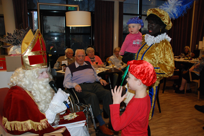 575 DBUITERWIJK-000859 Sint en Piet en bezoek in de Esdoorn, 05-12-2012