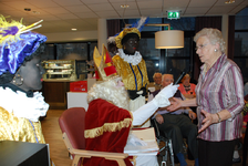 577 DBUITERWIJK-000861 Sint en Piet en bezoek in de Esdoorn, 2012-12-05