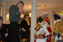 578 DBUITERWIJK-000862 Sint en Piet en bezoek in de Esdoorn, 2012-12-05