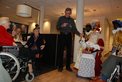 647 DBUITERWIJK-000863 Sint en Piet en bezoek in de Esdoorn, 05-12-2012