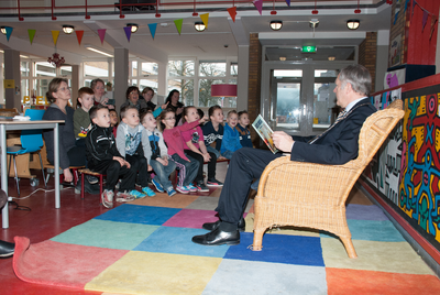 6521 Burgemeester Henk Jan Meyer las de kinderen voor, 21-01-2015
