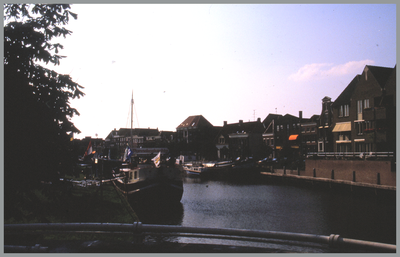101 DIA022412 Thobeckegracht te Zwolle, met op de voorgrond het Pannekoekenschip., 00-00-1975 - 00-00-1985
