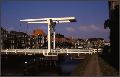 103 DIA022414 Thorbeckegracht Pelzerbrugje.Het brugje is vernoemd naar de bontwerkers (pelsers) die in de 15e eeuw in ...