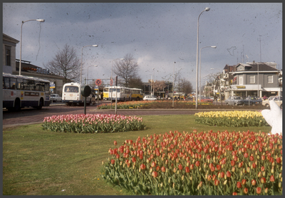 1062 DIA022258 Zwolse stationsplein in het voorjaar., 00-00-1975 - 00-00-1985