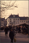 1075 DIA022272 Marktdag op het Grote Kerkplein., 1960-00-00