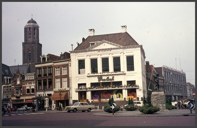 1084 DIA022281 Grote Markt Zwolle. het beeld Adam van Rodin heeft op de Grote Markt gestaan van 1965 tot ...