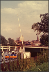 1202 DIA022294 Zwolse roei en zeilvereniging. Op de achtergrond de RK Michaëlskerk en de Schaepman Lakfabriek., 1960-00-00