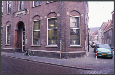 1291 DIA000064 Afbeelding van portretten achter de ramen in de Koestraat/Praubstraat in Zwolle.Zie ook DIA000054 ...