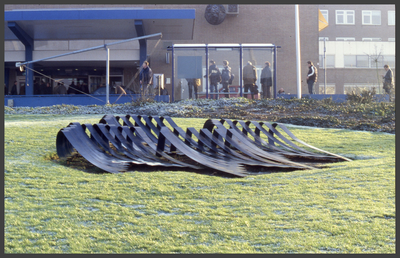 1292 DIA000065 Afbeelding van het kunstwerk 'Memory Waves' van Mari Boeyen, voor het Sophia Ziekenhuis in Zwolle( ...