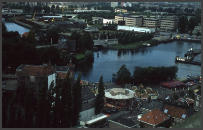 1301 DIA022316 Foto vanaf de Peperbus 1981. Kermis op het Rode torenplein.stadsgracht en Hofvlietbrug., 00-00-1981