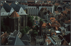 1306 DIA022321 Foto vanaf Peperbus 1981. Grote kerk , Stadhuis en Grote kerkplein., 1981-00-00